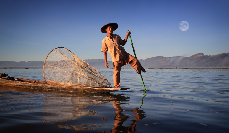 One leg paddling fisherman, Inle Lake